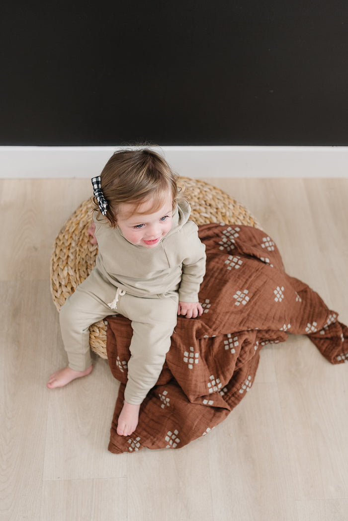 Mebie Baby Gender Neutral Infant Muslin quilt its 100% cotton. Looks great in any nursery.