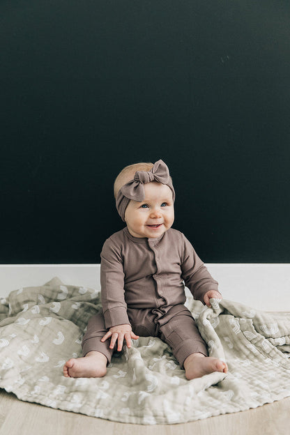Mebie Baby Sand Rainbow Muslin Quilt. Mebie Baby Gender Neutral Infant Muslin quilt its 100% cotton. Looks great in any nursery.
