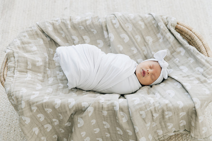 Mebie Baby Sand Rainbow Muslin Quilt. Mebie Baby Gender Neutral Infant Muslin quilt its 100% cotton. Looks great in any nursery.