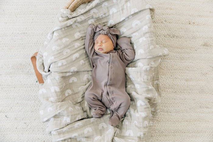 Mebie Baby Sand Rainbow Muslin Quilt. Mebie Baby Gender Neutral Infant Muslin quilt its 100% cotton. Looks great in any nursery.