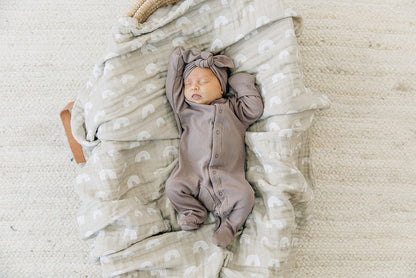 Mebie Baby Sand Rainbow Muslin Quilt. Mebie Baby Gender Neutral Infant Muslin quilt its 100% cotton. Looks great in any nursery.