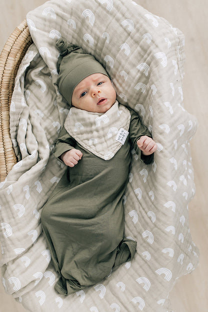 Mebie Baby Sand Rainbow Muslin Quilt. Mebie Baby Gender Neutral Infant Muslin quilt its 100% cotton. Looks great in any nursery.